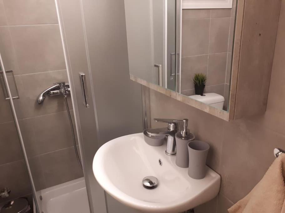Cozy Seaside Apartment Loutraki מראה חיצוני תמונה